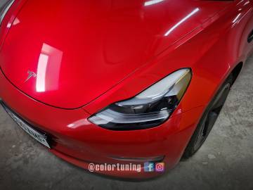 Tesla Model 3 rosu