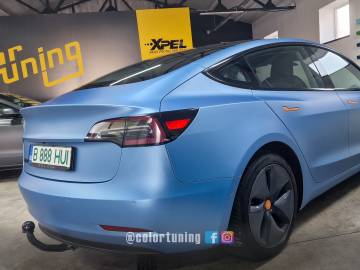 Tesla colantare auto