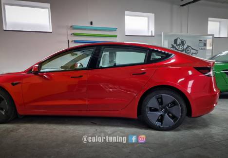 Personalizare Tesla Roșie - Detalii Unice