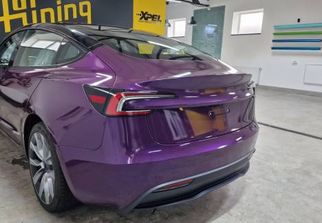 Tesla colantată mov