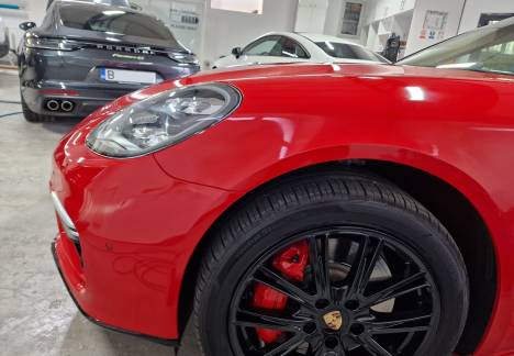 Porsche Panamera roșu lucios