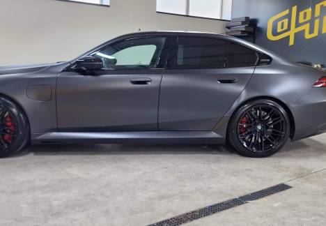 Folie Transparentă Mată BMW M5 – Exterior și Interior AcoperiteFolie Transparentă Mată BMW M5