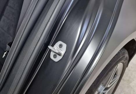 Transformare spectaculoasă Mercedes C-Class negru satin