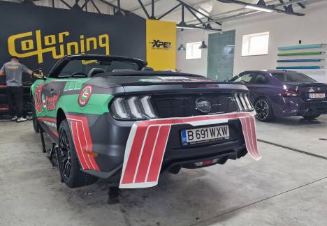Mustang cu folie personalizată Castrol