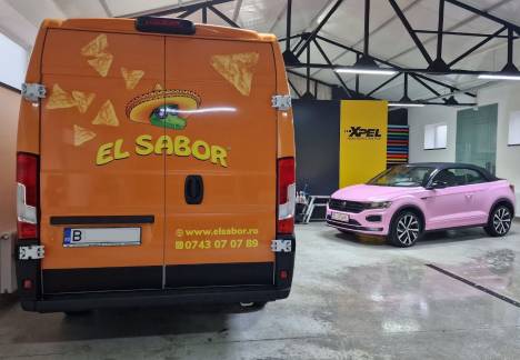 Personalizare VW T-Roc cu colant roz