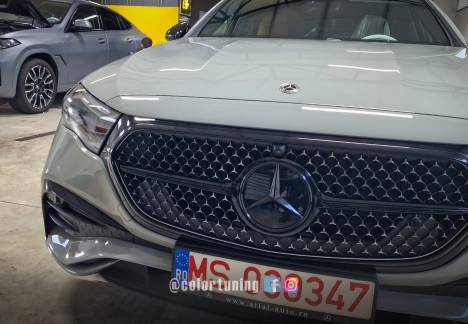 Personalizare Mercedes E 400 cu folie auto premium