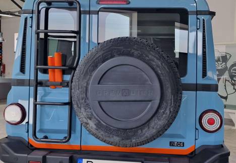 Colantare accente portocalii pentru SUV off-road