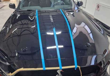 Folie auto Mustang cu dungi roșii