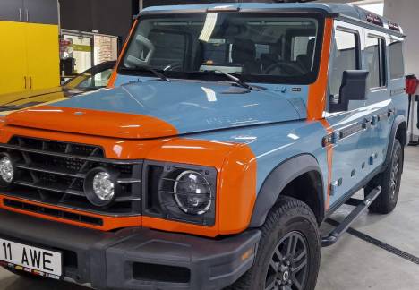 Personalizare SUV off-road cu folie portocalie
