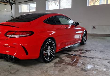 Mercedes personalizat prin colant premium