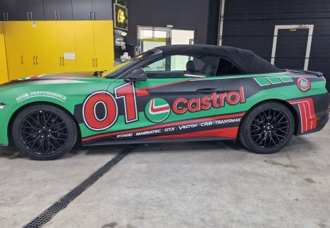 Design Castrol aplicat pe Ford Mustang