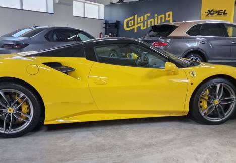 Ferrari cu folie PPF
