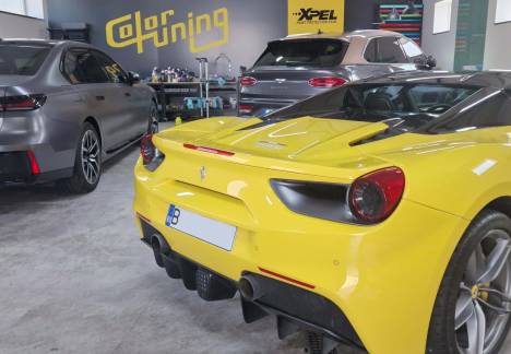 Detaliu aplicare folie folie Ferrari