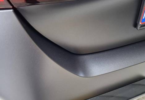 detaliu montaj folie ppf pe bara de bmw m5