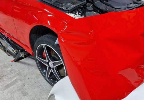 Colant auto roșu pentru Mercedes sport