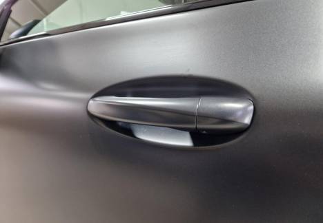 Colantare auto cu finisaj premium