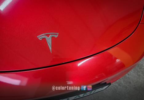 Tesla Roșie Lucioasă - Strălucire Impecabilă