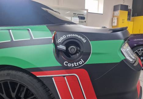 Colant auto personalizat Castrol pe Mustang